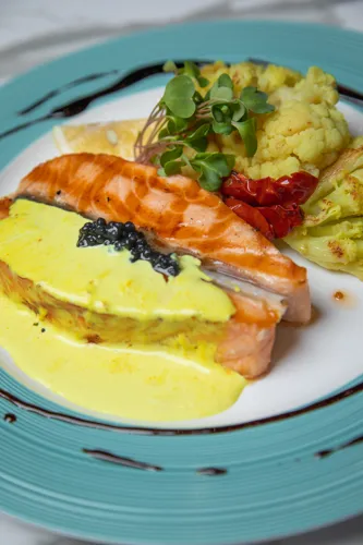 Grilled salmon with broccoli