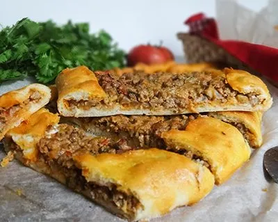 Pide with diced meat