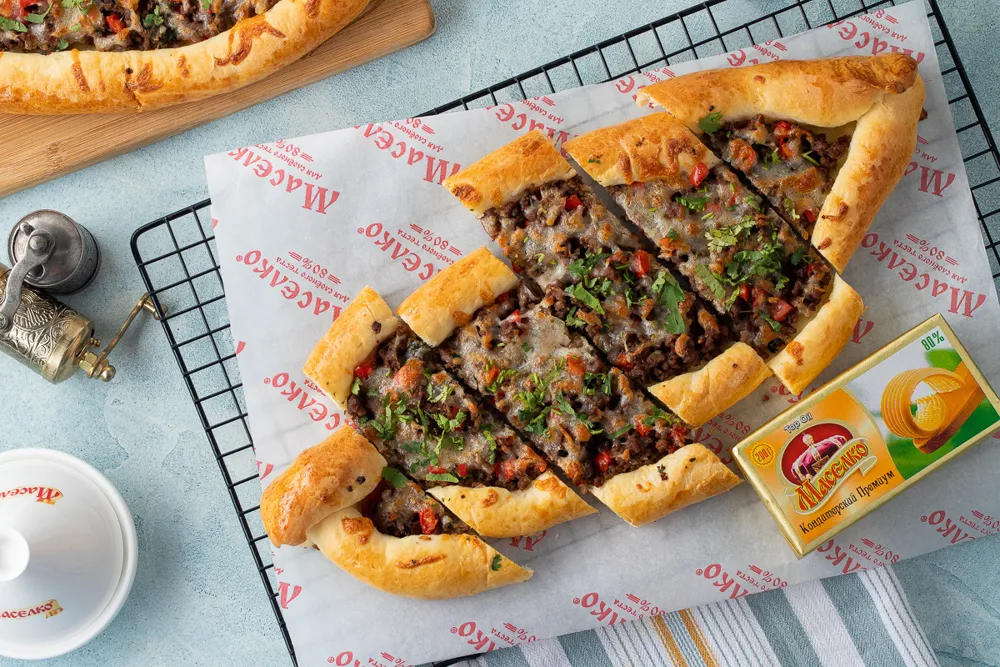 Pide with chopped meat