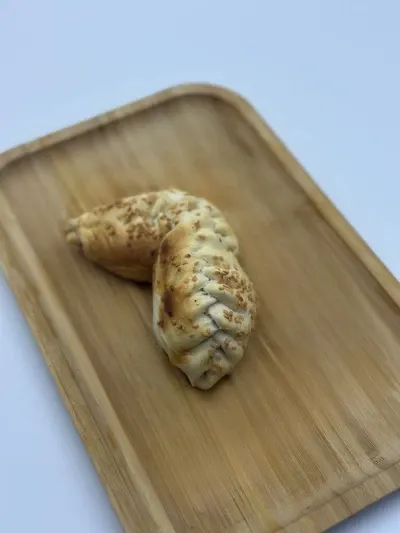 Toy Somsa with greens