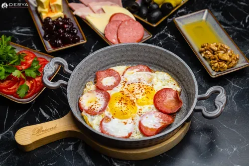 Eggs with sucuk